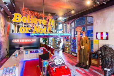 Amsterdam 1-Hour Canal Cruise and Ripley’s Believe it or Not - The 1-hour UNESCO canal cruise: what you’ll really see