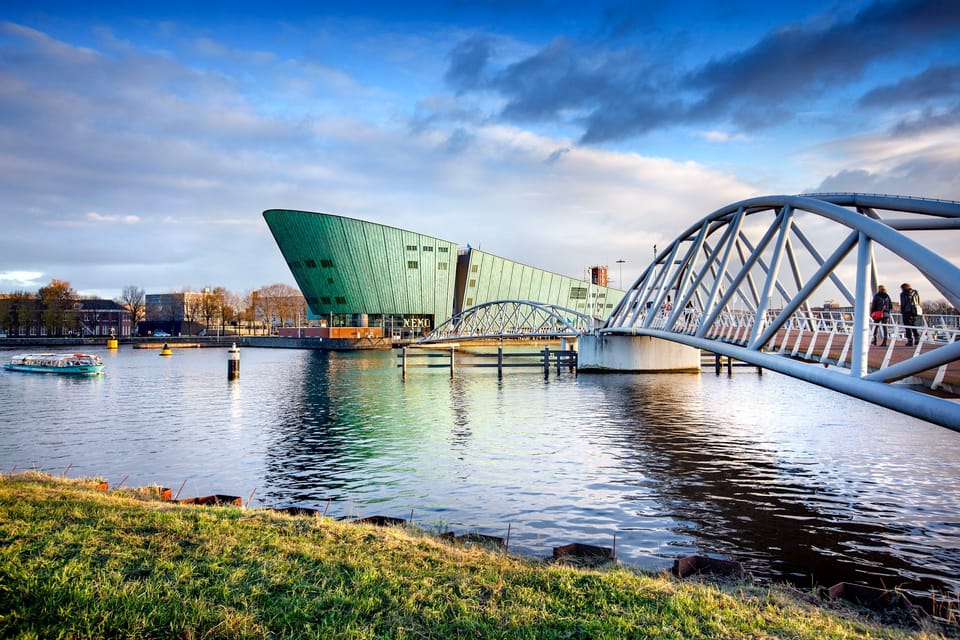Amsterdam: 1-Hour Canal Cruise & NEMO Science Museum - Xtracold Icebar and the three complimentary drinks: what to expect