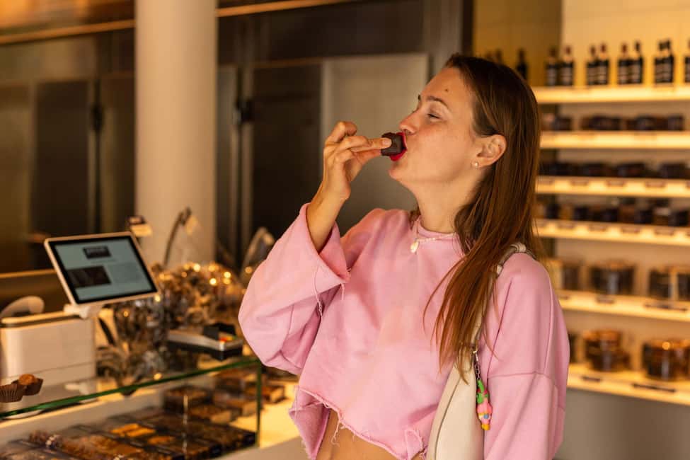 Amsterdam: 10 Tastings Guided Food Tour by UNESCO Canals - Cheese and welcome sips: the best way to start a Dutch food day