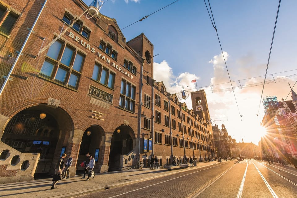 Amsterdam: 3-Hour Private Bike Tour of the City Center - Museum District to Vondelpark: from iconic façades to breathing space