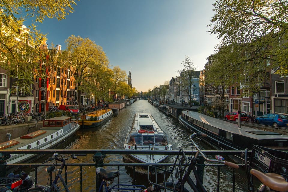 Amsterdam: 3-Hour Private Bike Tour of the City Center - De Wallen by bike: a quick guided look without turning it into a spectacle