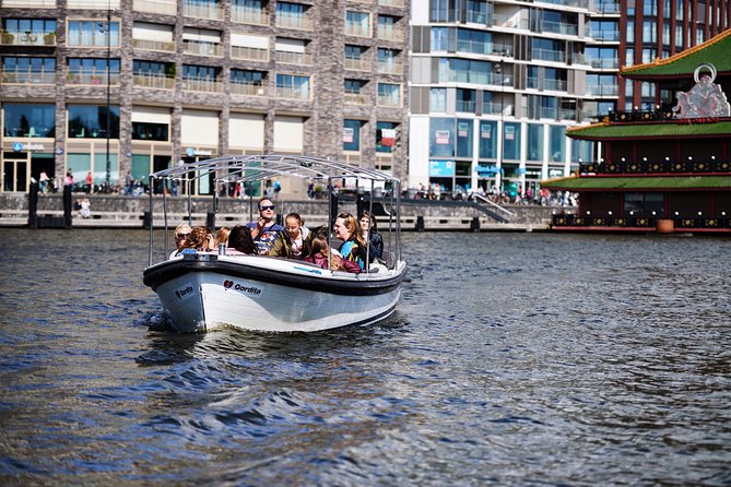 Amsterdam: 60-Minute Guided Private Canal Cruise with Drinks - The UNESCO canal belt and Golden Age stories