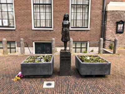 Amsterdam: Anne Frank and Jewish Quarter Guided Walking Tour - Finding the meeting point at H’ART Museum (and why it helps)