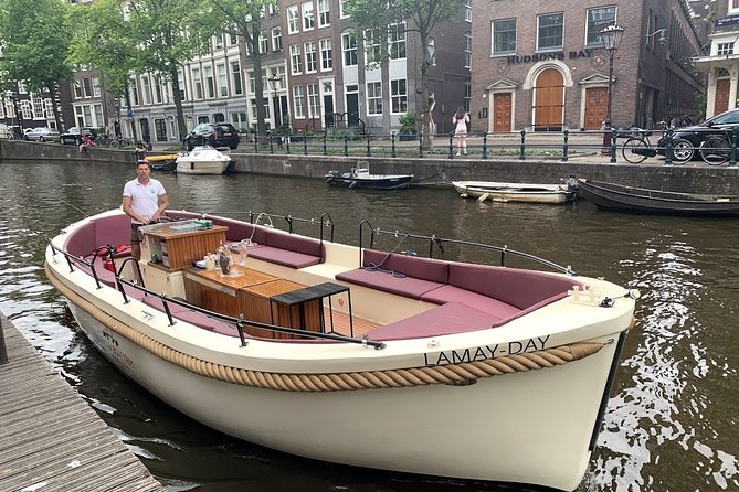 Amsterdam canal cruise in open boat – Guided tour - Central Station waterfront: what you see when the city shifts