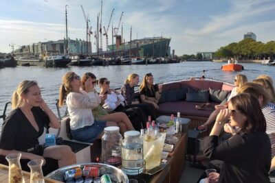 Amsterdam canal cruise in open boat – Guided tour - Red Light District stop: facts, anecdotes, and the skipper’s tone