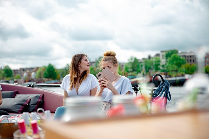 Amsterdam canal cruise in open boat – Guided tour - Duration and group size: what up to 60 people feels like