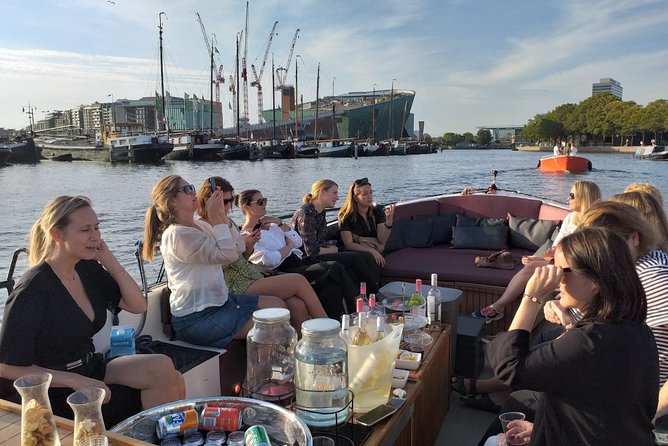 Amsterdam canal cruise in open boat – Guided tour - Red Light District stop: facts, anecdotes, and the skipper’s tone
