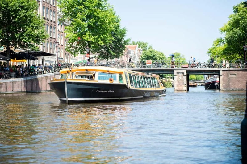 Amsterdam canal cruise with culinary burger or cheese & wine - Two cruises, same canal magic: burgers vs cheese & wine