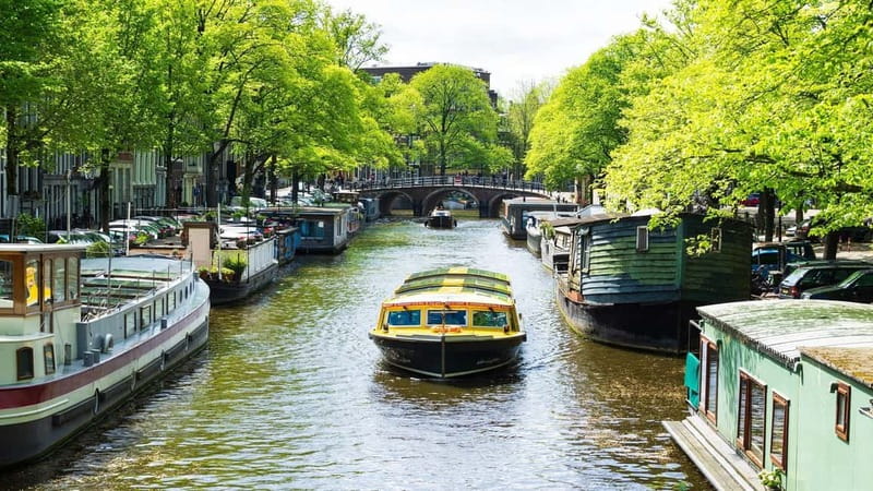 Amsterdam canal cruise with culinary burger or cheese & wine - Food quality: why the partners matter