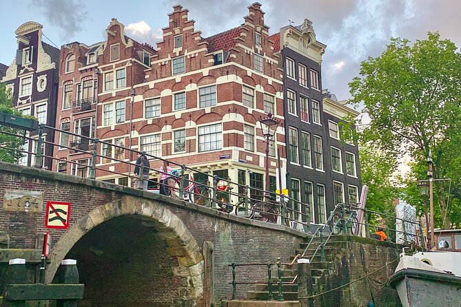 Amsterdam Canal Cruise with German Guide and unlimited drinks - German Commentary Turns the Canal Views Into a Story