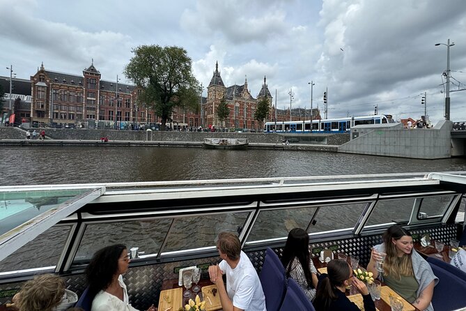 Amsterdam Cheese and Wine Canal Cruise - Drinks, cheese pairings, and how to make the tasting work for you
