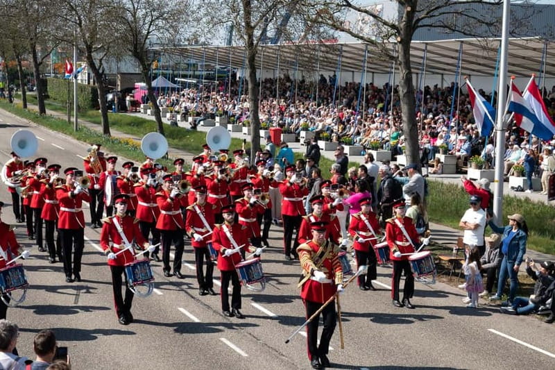 Amsterdam: Day Trip to Flower Parade & Keukenhof on April 18 - Keukenhof Gardens: time to wander and keep it simple