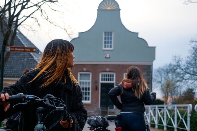 Amsterdam E Bike Tour to the Windmills of Zaanse Schans - E-Bikes, Helmets, and Rain Gear: The Comfort Setup That Matters