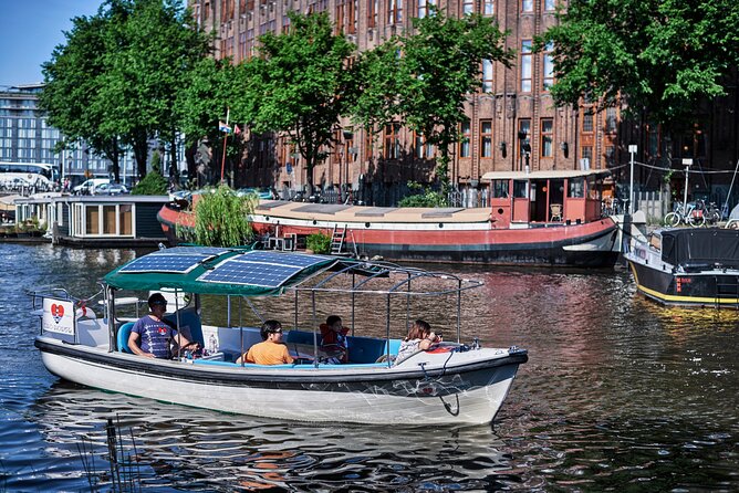 Amsterdam Essence in German: 90-minute waterway trip - Why this 90-minute private canal cruise feels different