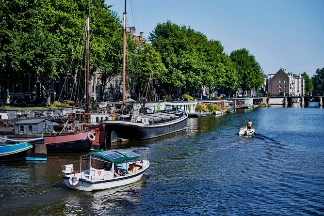 Amsterdam Essence in German: 90-minute waterway trip - Who should book this canal cruise?