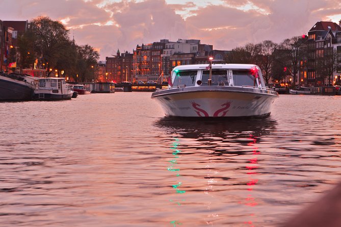 Amsterdam Evening Cocktail Cruise with snacks - Where to meet (Damrak 16) and how to avoid the pre-boarding scramble