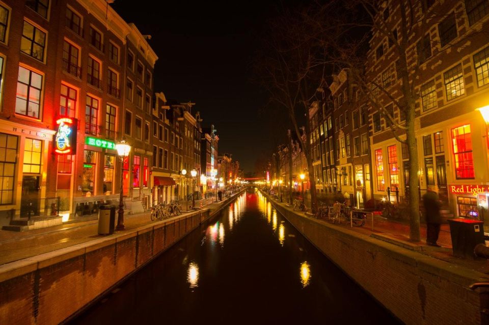 Amsterdam: Exclusive Red Light District Tour and Drink - Oude Kerk, Binnenstad, Warmoesstraat, and Chinatown: the warm-up that matters
