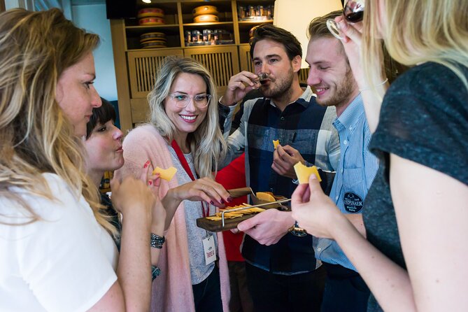 Amsterdam : Guided Cultural Food Tour - Getting Your Bearings at the National Monument and Dam Square