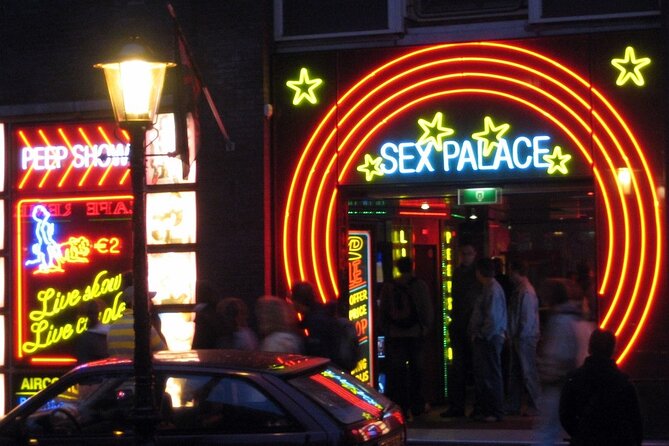 Amsterdam: Guided Red Light District and City Walking Tour - Pub The Ape (Int Aepjen): a 1540 wooden survivor