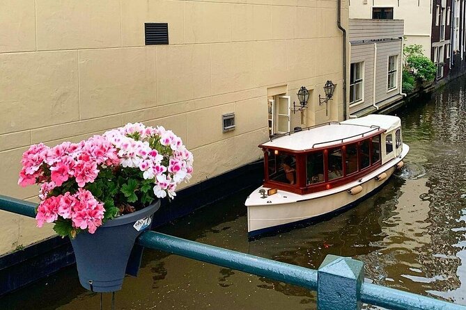 Amsterdam Highlights Canal Cruise with a Drink - Wine, Atmosphere, and the Calm Advantage of a Private Boat