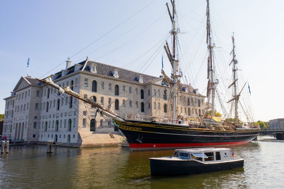 Amsterdam: Historic Boat Cruise with open bar and nibbles - Entering the singel: where you board and what to spot
