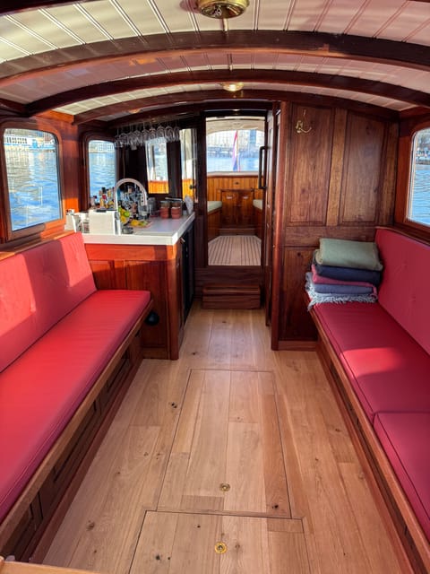 Amsterdam: Historic Boat Cruise with open bar and nibbles - The Sophie (c.1911) boat: cozy comfort with real room to move