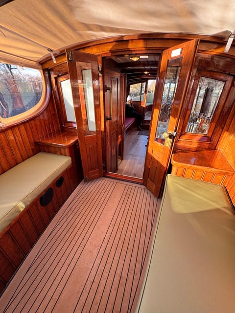 Amsterdam: Historic Boat Cruise with open bar and nibbles - What you’ll do during the 1.5 hours in Amsterdam-Centrum