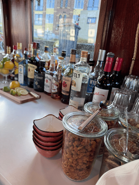 Amsterdam: Historic Boat Cruise with open bar and nibbles - Open bar and nibbles: why this changes the vibe
