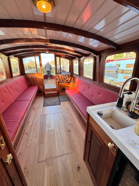 Amsterdam: Historic Boat Cruise with open bar and nibbles - Rain or shine: how the boat handles real weather