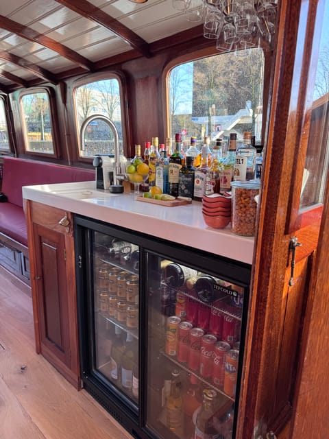 Amsterdam: Historic Boat Cruise with open bar and nibbles - Price and value: is $69 fair?