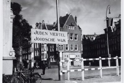 Amsterdam in World War II Tour - Your guide setup: retired historians, a small group, and real time to ask questions