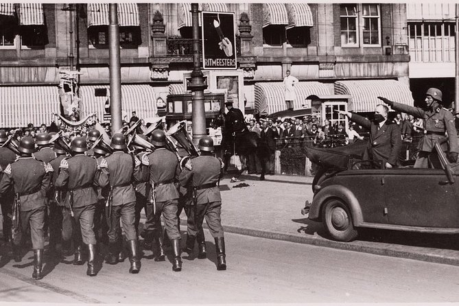 Amsterdam in World War II Tour - Statue of Multatuli: how the city changed after 1945