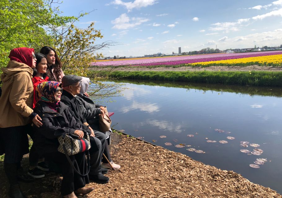 Amsterdam: Keukenhof Tulip Garden and Giethoorn Experience - Keukenhof Gardens: Tulip Displays, Sensory Time, and Windmill Photo Stops