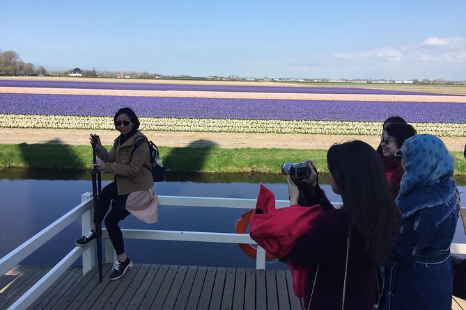 Amsterdam: Keukenhof Tulip Gardens and Giethoorn with Boat Tour - Guides, vans, and that small-group advantage