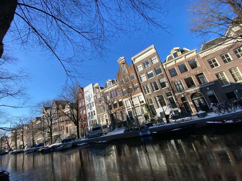 Amsterdam: Kultour, Kulturelle Stadtführung mit Herz & Seele - Historic buildings, street art, and architecture with a point
