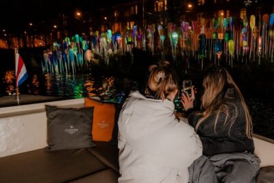 Amsterdam Light Festival: Canal Cruise + Bite & Unlimited Drinks - The 1 hour 15 minutes plan: what you’ll actually do onboard