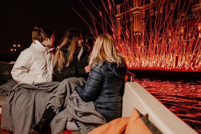 Amsterdam Light Festival: Canal Cruise + Bite & Unlimited Drinks - The practical side: tickets, language, and getting onboard