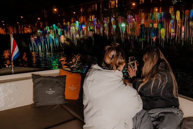 Amsterdam Light Festival: Canal Cruise + Bite & Unlimited Drinks - The 1 hour 15 minutes plan: what you’ll actually do onboard