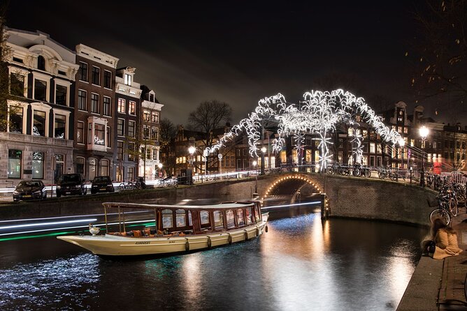 Amsterdam Light Festival: Canal Cruise + Snack & Unlimited Drinks - Meeting at Prins Hendrikkade 33A: simple logistics that can save your evening