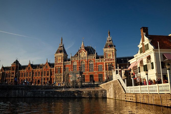 Amsterdam Light Festival: Saloon Boat Cruise + Hot Drinks & Bite - Live Guide Energy: Real Explanations Beat a Headset