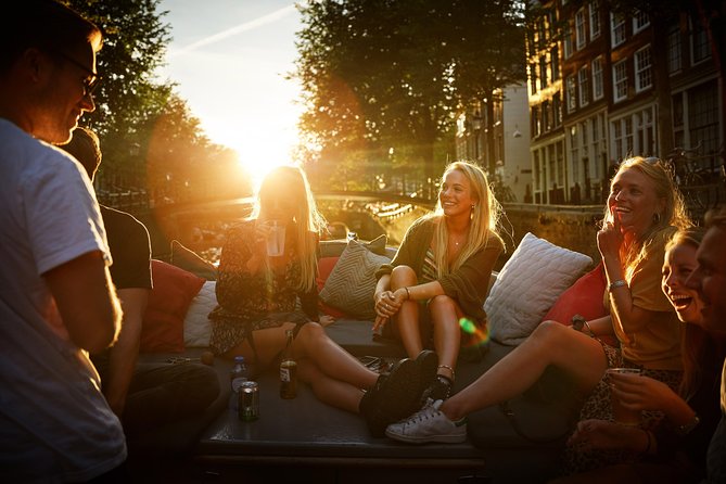 Amsterdam Light Festival: Saloon Boat Cruise + Hot Drinks & Bite - Comfort and Crowds: Why Group Size Matters on a Boat