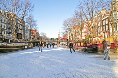 Amsterdam Light Festival Winter Walk with Stroopwafel Workshop - Begijnhof and Spui: A Pause in the Middle of Winter Footsteps
