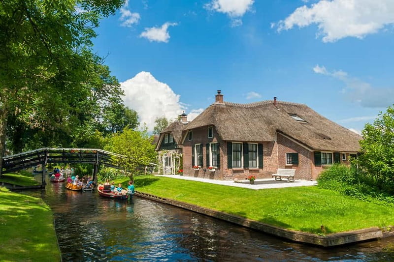 Amsterdam: Live GuideD Giethoorn Boat Tour & Cheese Platter - Key Points Before You Go