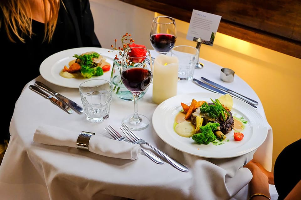 Amsterdam: Luxury Saloon Boat Cruise with 3-Course Dinner - From Zwanenburgwal 20 into the UNESCO canal maze