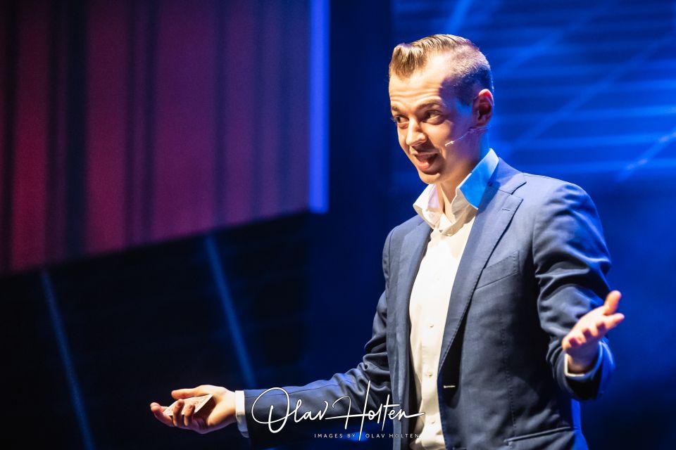 Amsterdam: Magic Show - What the Two-Part Show Feels Like: Pre-Show Close-Up to Stage Acts