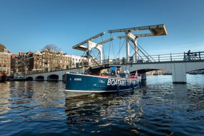 Amsterdam Open Boat Cruise with Live Guide and Two Drinks - The live guide on board: what you gain beyond the skyline