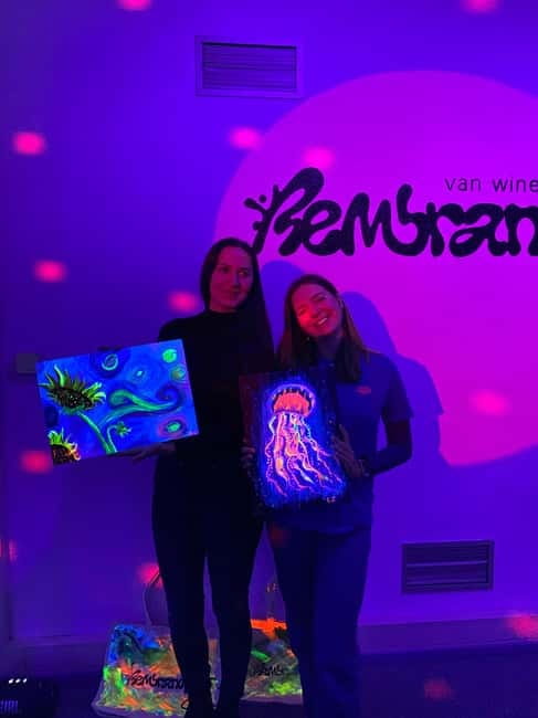Amsterdam: Paint and Sip in the Dark at Rembrandt van Wine - Drinks included: why it’s more than a perk