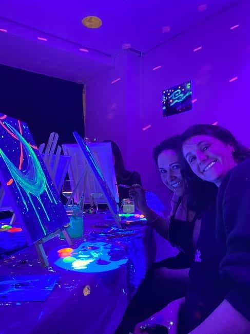 Amsterdam: Paint and Sip in the Dark at Rembrandt van Wine - What happens when you arrive at the meeting point