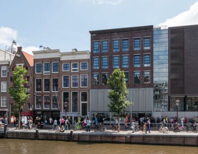 Amsterdam: Private Anne Frank and Jewish Quarter Tour - Starting at the Hermitage Pier: the route gets you oriented fast
