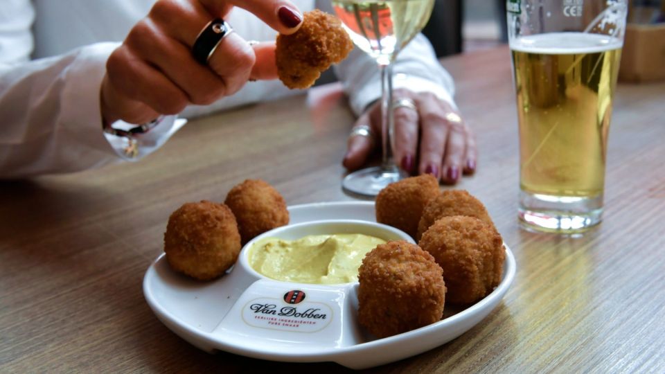 Amsterdam: Private Canal Cruise with Drinks and Snacks - Price and value: is $547 for a group up to 10 fair?